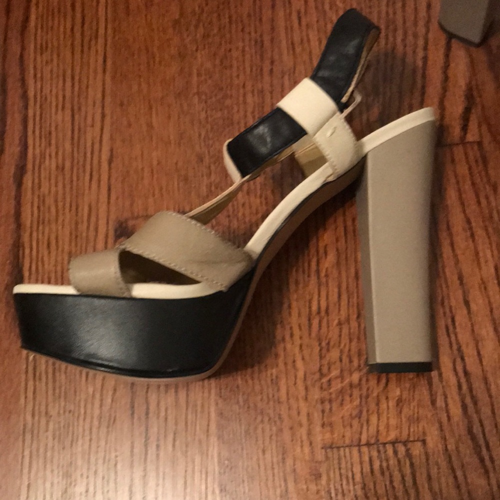 LAST CHANCE NWOT Report platform sandals